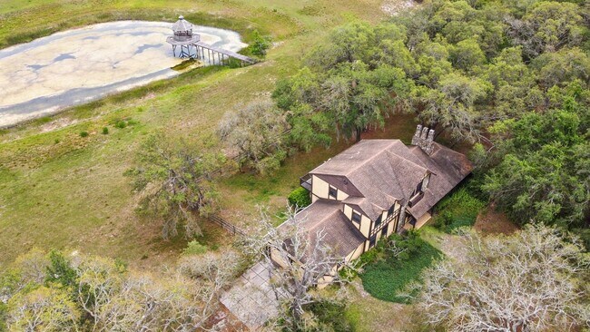 Building Photo - Escape to Your Private Paradise!