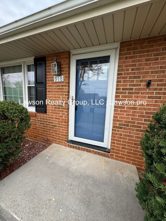 Building Photo - Beautiful Salem split level near the VA hospital