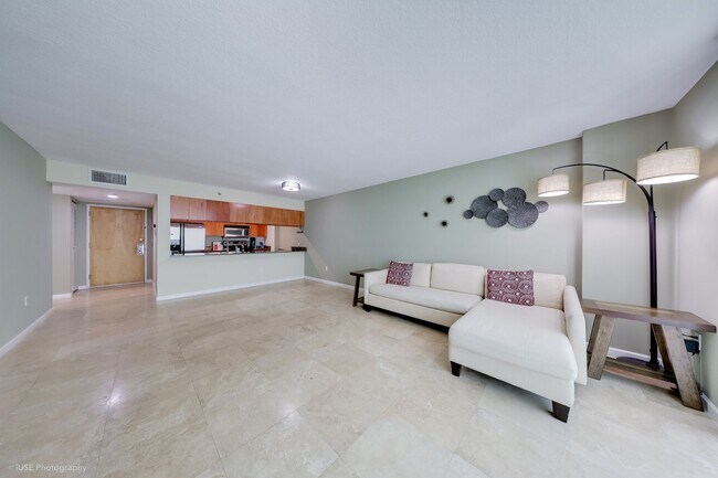 Building Photo - 1 Bed / 1 Bath with Bay Views – Partially Furnished – Brickell – $2,800