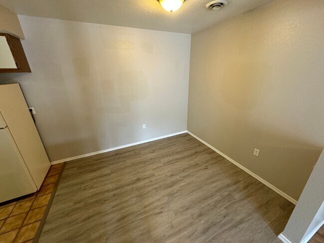 Building Photo - Updated 2 bedroom one bath Apartment in Oz...