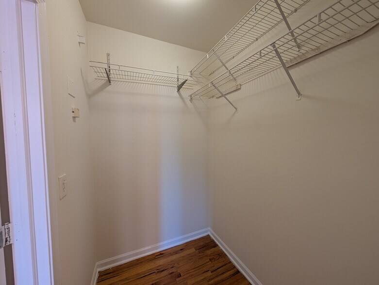 Building Photo - 912 W Dakin St