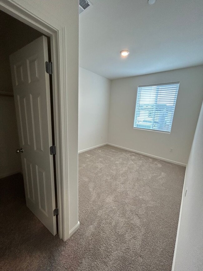 Building Photo - 5 Bedroom 4 Bathroom Home in The Quail River Gated Community with Solar!