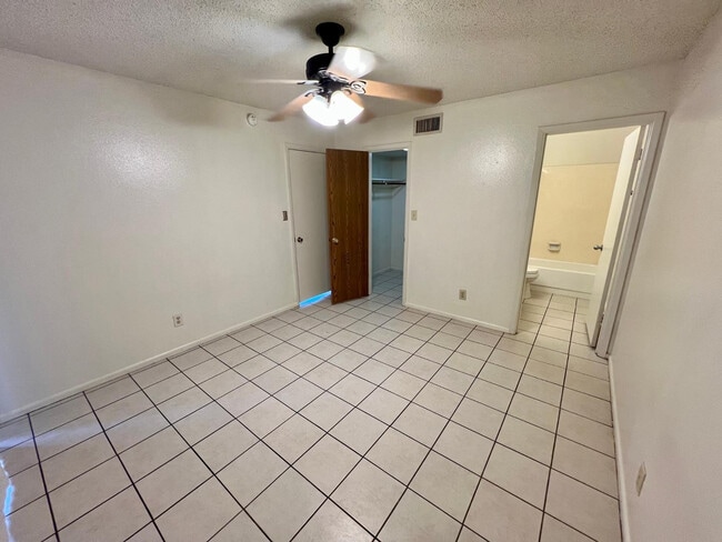 Building Photo - 941 W Enid Cir