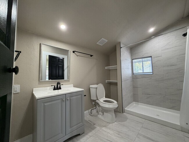 Building Photo - 418 N Clements St