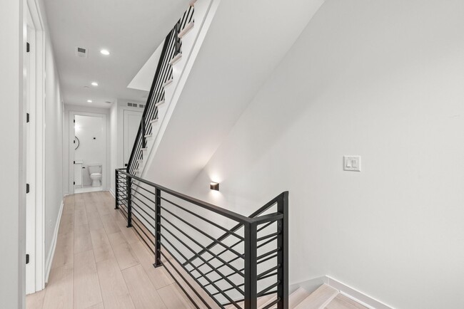 Building Photo - Move-in Ready Modern Townhome!!