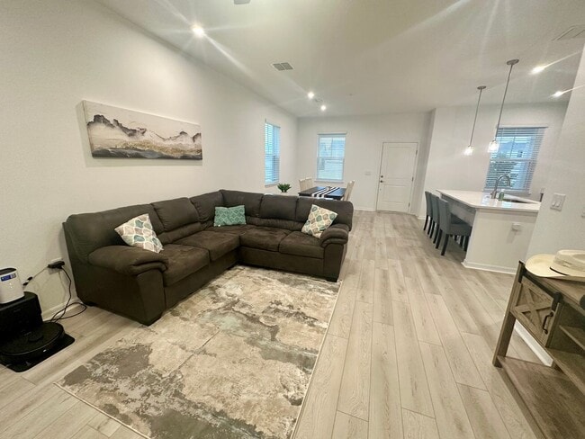 Building Photo - Looking for clean and responsible roommate