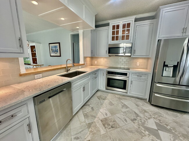Building Photo - Gorgeous Updated Three Bedroom Home in Sun...