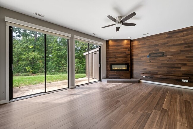 Building Photo - Beautifully Remolded 3 Bedroom + 2 Full Bath Home!