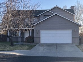 Building Photo - 944 NW Oak Pl