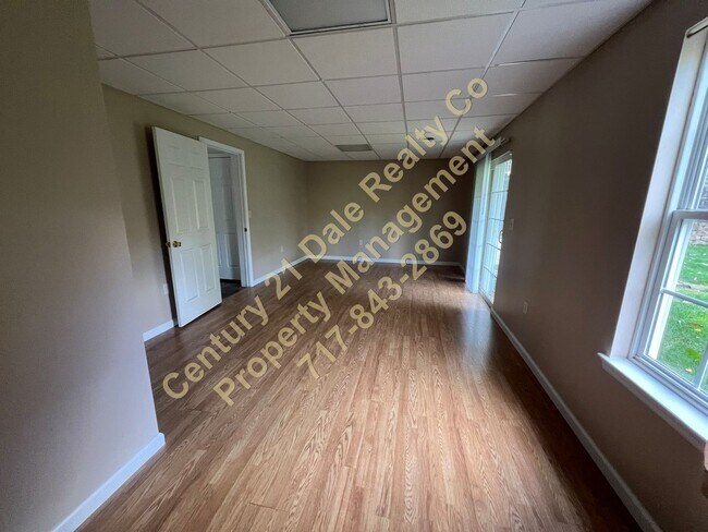 Building Photo - Beautiful 3 BR, 2.5 Bath home in Woodcrest...