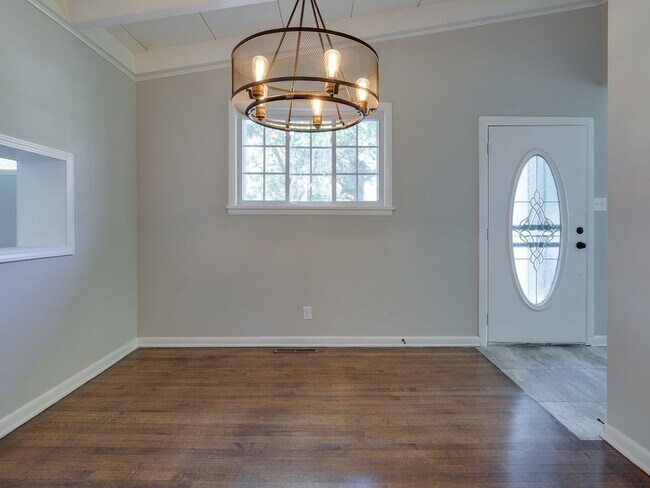 Building Photo - Beautifully Renovated 3BR/2B Home in Great Location!!