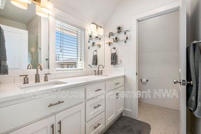 Building Photo - 636 SW B St