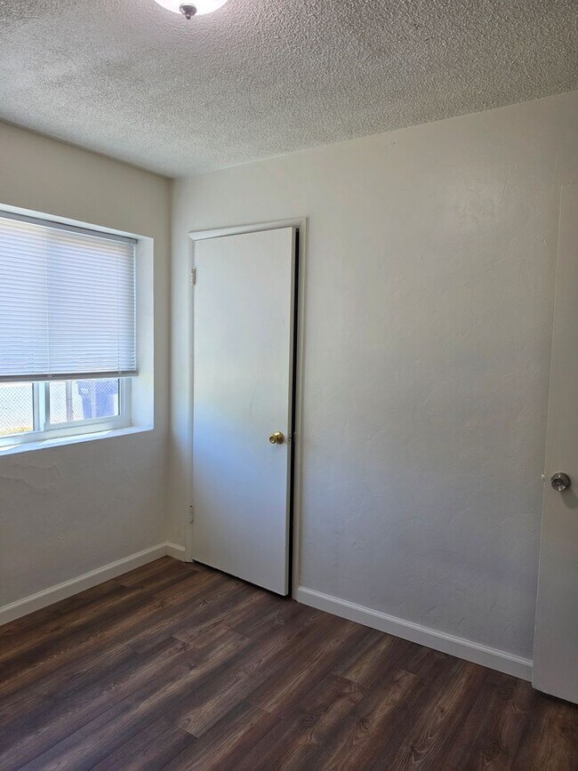 Building Photo - 3 Bedroom 2 Bath