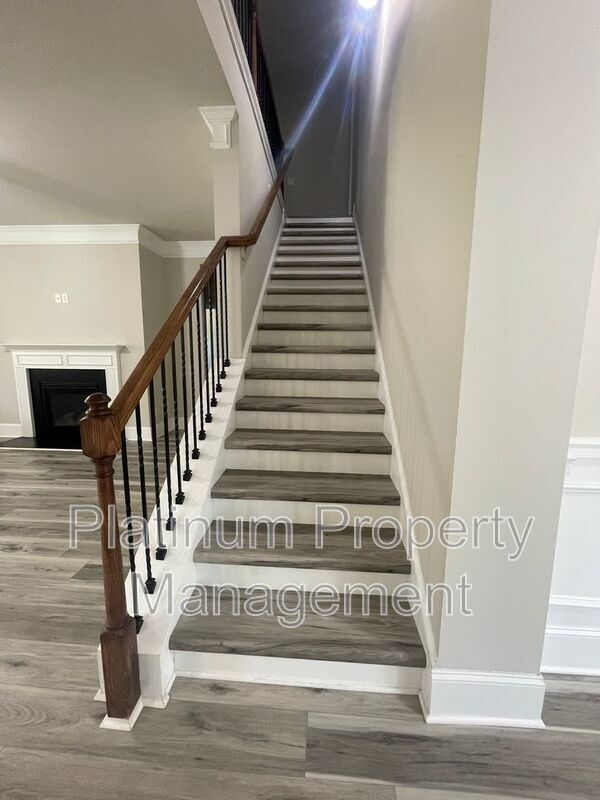 Building Photo - 5180 Mirror Lake Dr