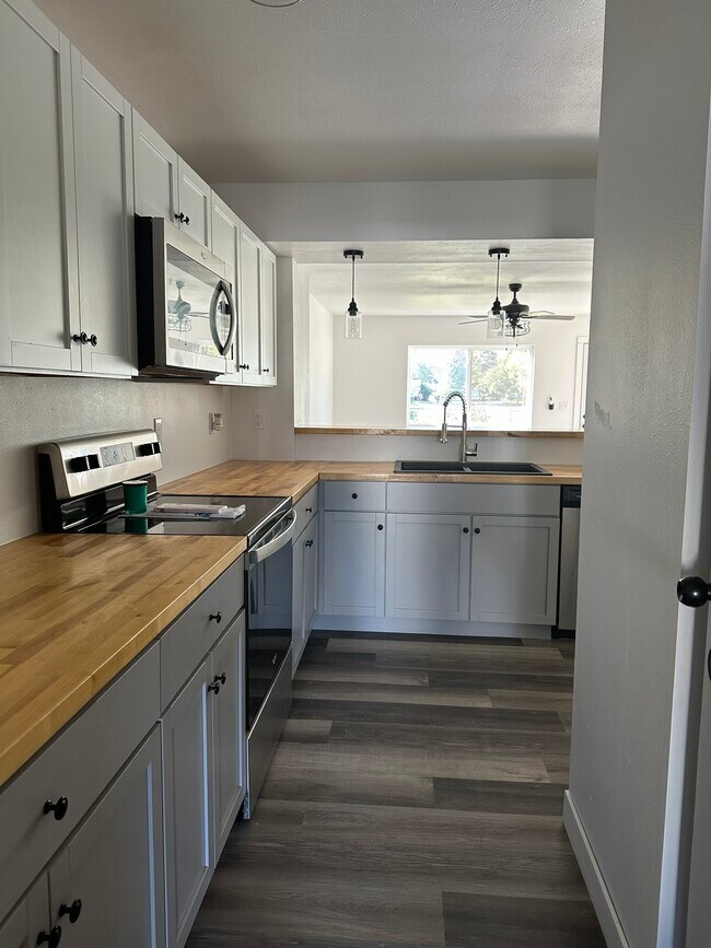 Building Photo - Valley View Estates A