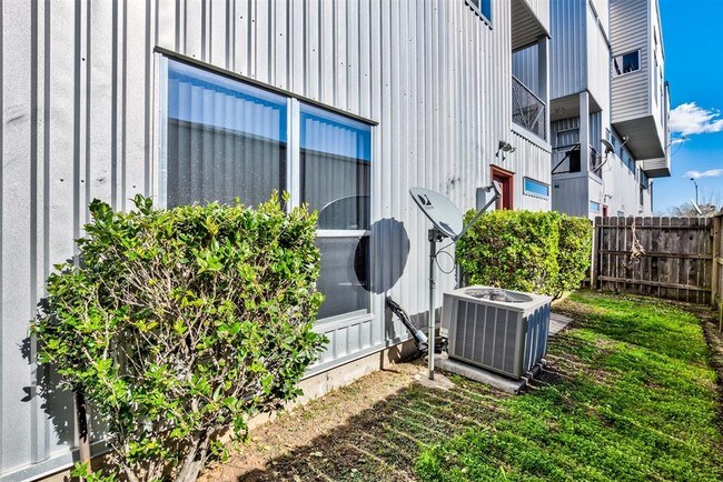 Building Photo - 3212 Yellowstone Blvd