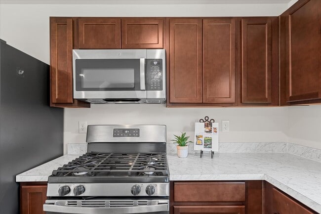 Building Photo - Welcome to your new home in beautiful Lewe...