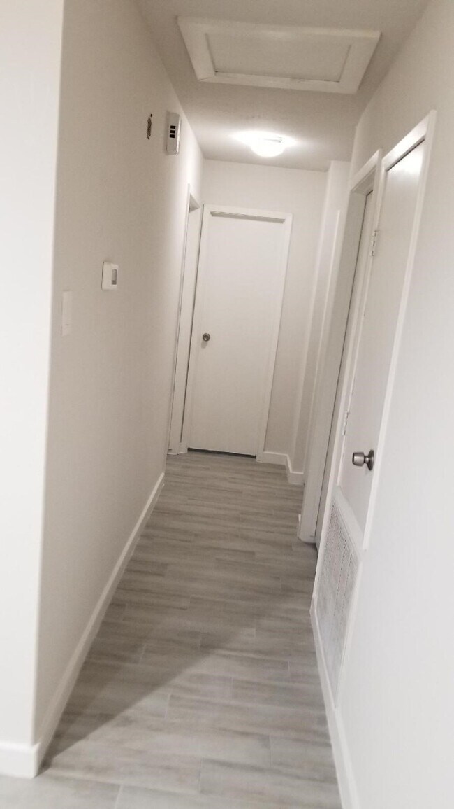 Building Photo - 320 Bert St