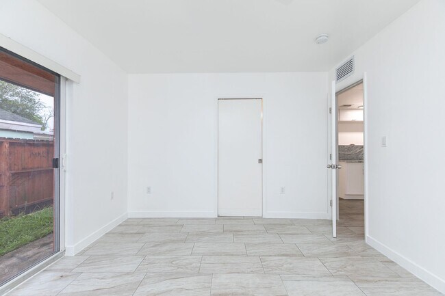 Building Photo - 5918 Pierce St