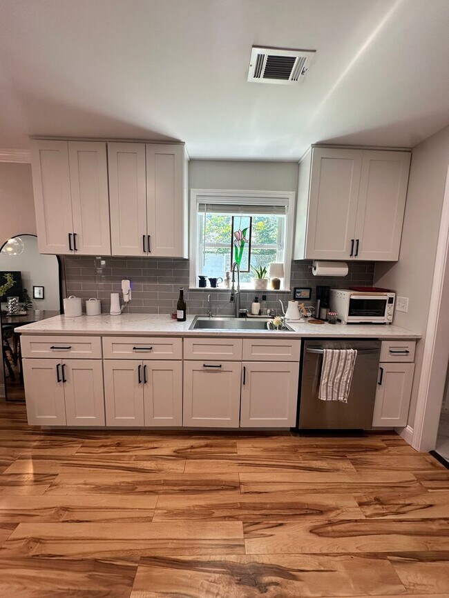 Building Photo - Classic Savannah Cottage with Modernized Interior, Fully Fenced Backyard