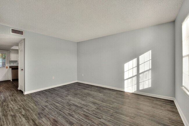 Building Photo - Two-Bedroom Townhouse near Park