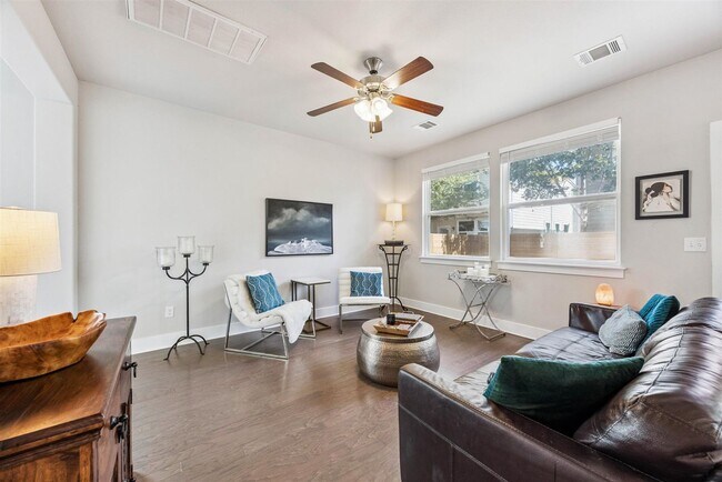 Building Photo - Modern 3-Bed, 2.5-Bath Home with Fenced Ya...