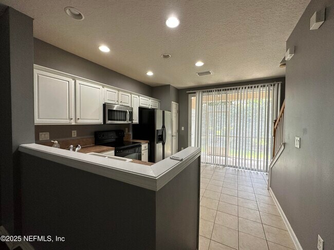 Building Photo - 8145 Summerside Cir