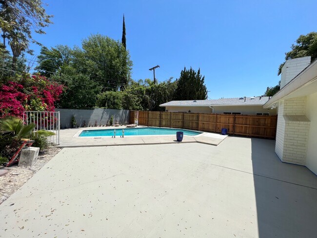 Building Photo - 5352 Bayer Pl