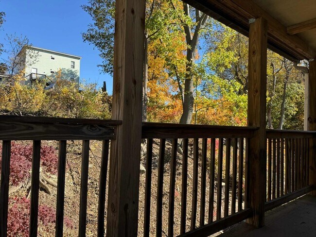 Building Photo - 250 Pine St