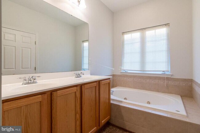 Building Photo - 1752 Theale Way