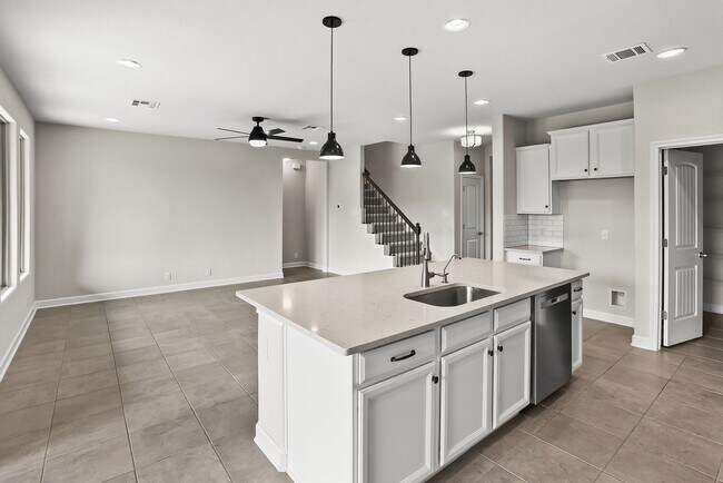 Building Photo - 4 Bedroom/3 bath home Southglen Subdivision