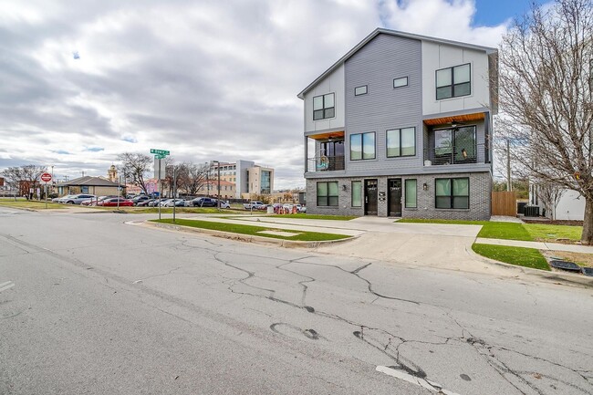 Building Photo - 2944 Forest Park Blvd