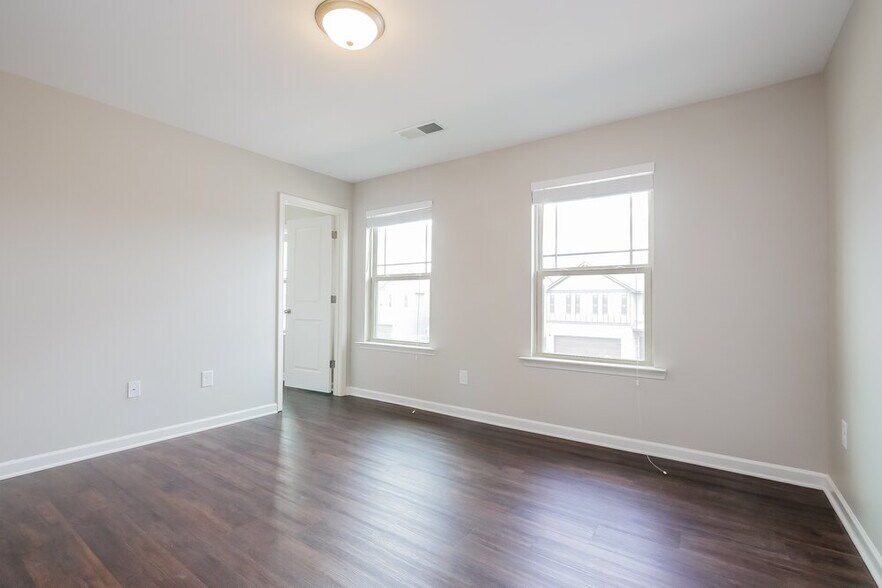 Building Photo - 255 Magnaview Dr