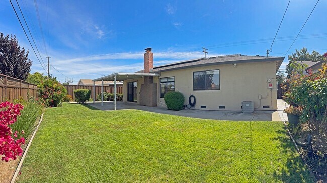 Building Photo - Beautiful Updated 3 Bedroom, 2 Bathroom Sa...