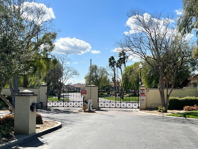 Building Photo - Beautiful 4 Bedroom Home in the Villas Gat...