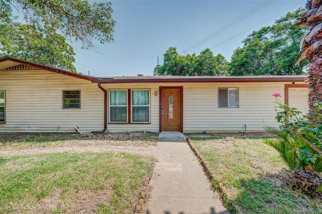 Building Photo - 1604 Springdale Rd