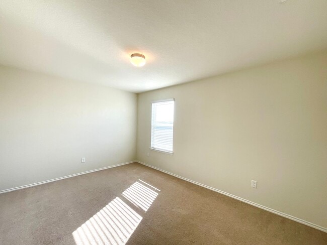 Building Photo - AVAILABLE NOW- Energy-Efficient 4/3 Home with Solar Panels & Pool Access!