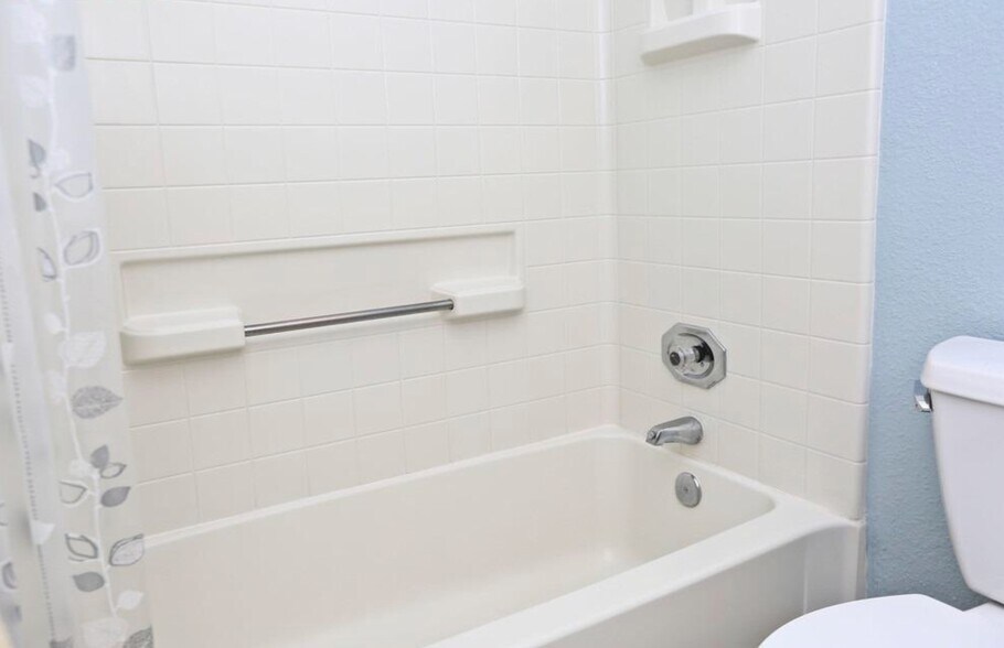 Guest Master Bedroom Bathroom - 277 Hidden Creek Ct