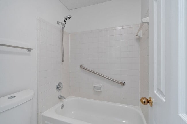 Building Photo - 25109 Plantation Dr NE