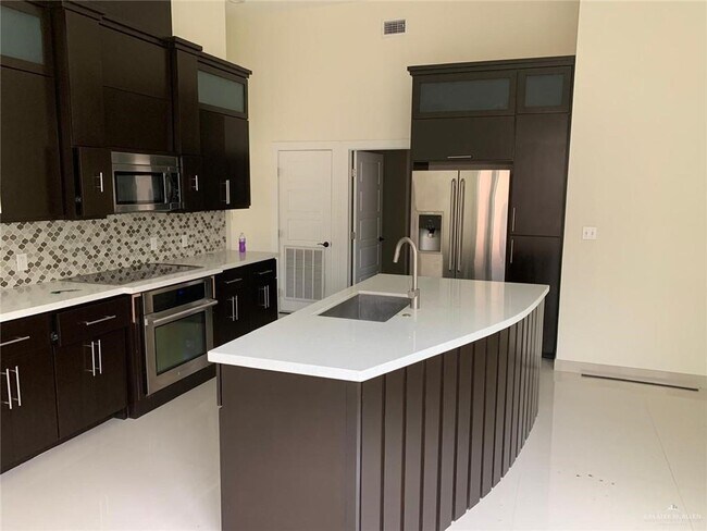 Building Photo - 13 Gran Via St