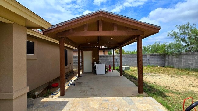 Building Photo - 313 Floral Blvd