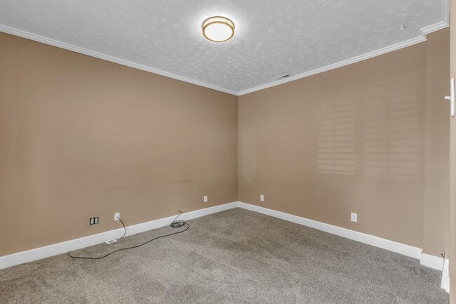 Building Photo - 951 E 700 S