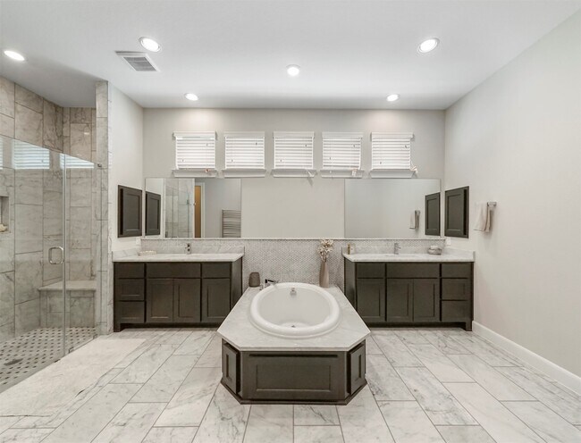 Building Photo - 27 Crown Trl