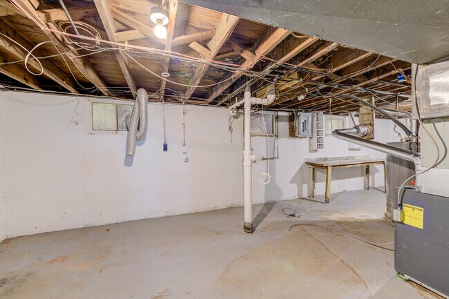 Building Photo - 8067 Aline Ave