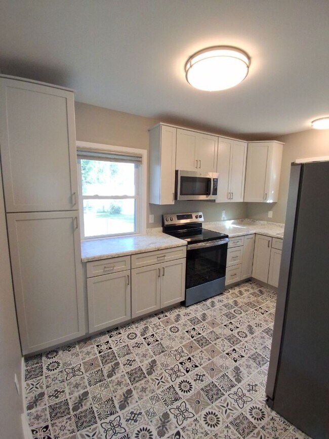 Building Photo - Renovated 3BR, 1 Bath Duplex! Available Ea...
