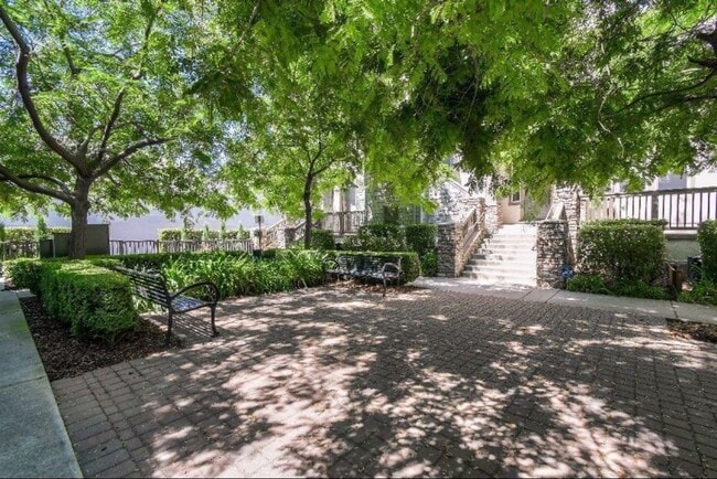 Building Photo - 405 Washington Square