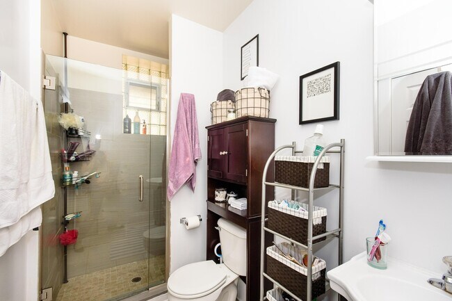 Building Photo - Top Floor 2bd/1bth Ukrainian Village, Avail August 1st!