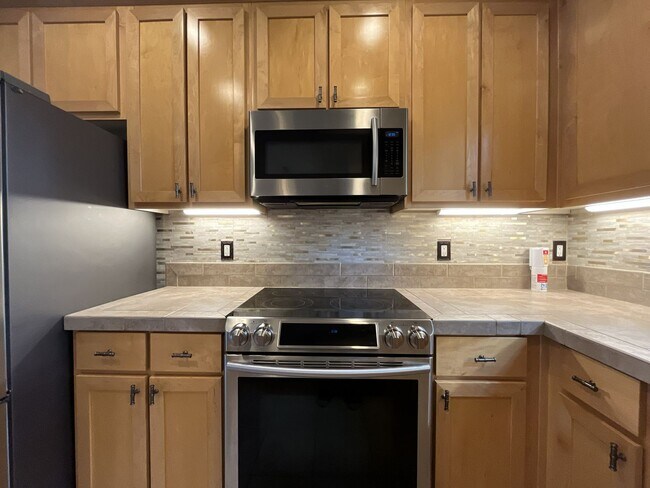 Building Photo - Distinctive 3-Story Tigard Townhouse with Stainless Steel Kitchen, Vaulted Ceilings & Attached 2-...