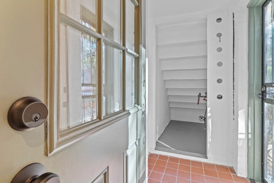 Building Photo - 347 Kosciuszko Street