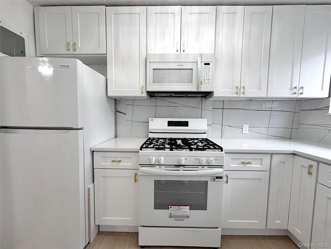 Building Photo - 153 Fifth Ave